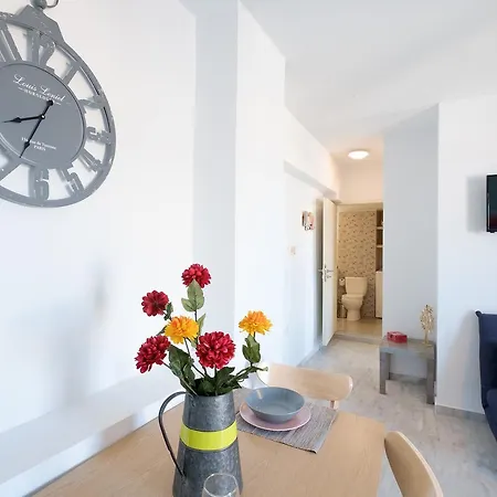 Cute Flat Next To Venetian Port Steps From Beach Апартаменты *