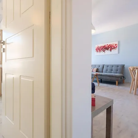 Апартаменты Cute Flat Next To Venetian Port Steps From Beach *