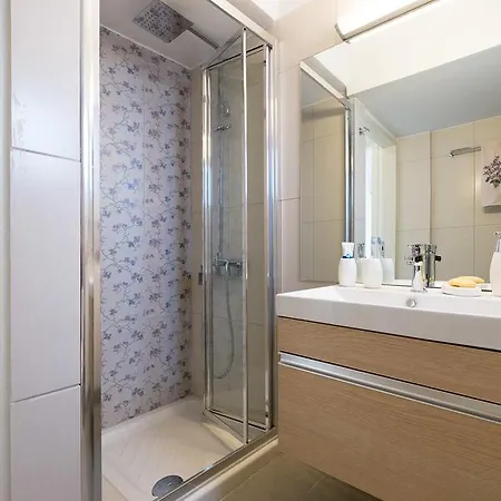 Cute Flat Next To Venetian Port Steps From Beach Ханья
