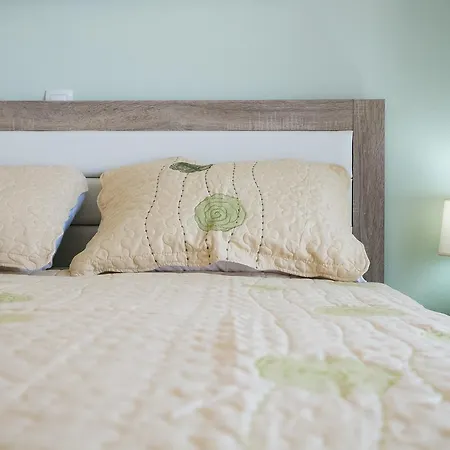 아파트 Cute Flat Next To Venetian Port Steps From Beach 하니아