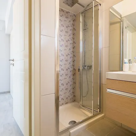 아파트 Cute Flat Next To Venetian Port Steps From Beach 하니아